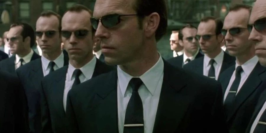 Hugo Weaving jako agenci - kadr z trylogii Matrix