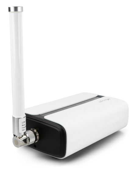 Odwrócona centralka Lorawan wraz z podłączoną anteną stoi na białym tle.